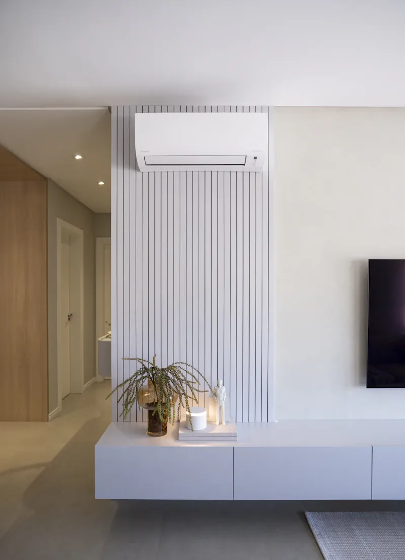 Moderne Split-Klimaanlage im Wohnraum