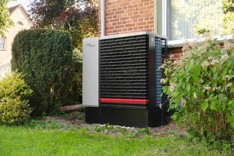 Moderne Luft-Wärmepumpe im Garten